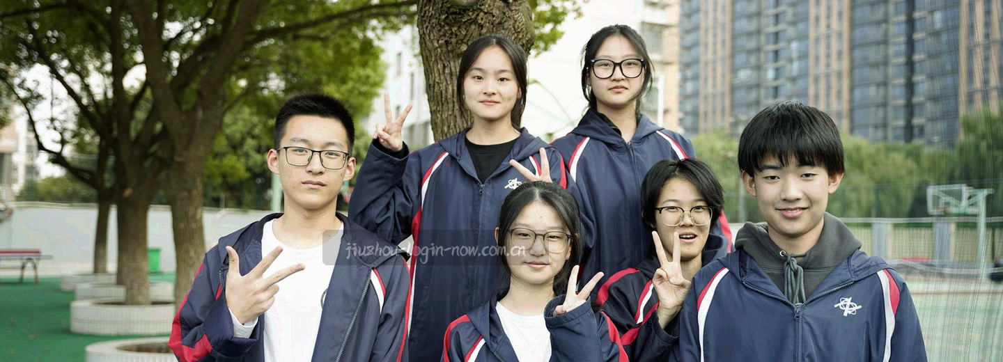 海岸线抽象为横向波纹与刻度线，低饱和暖调，无任何文字