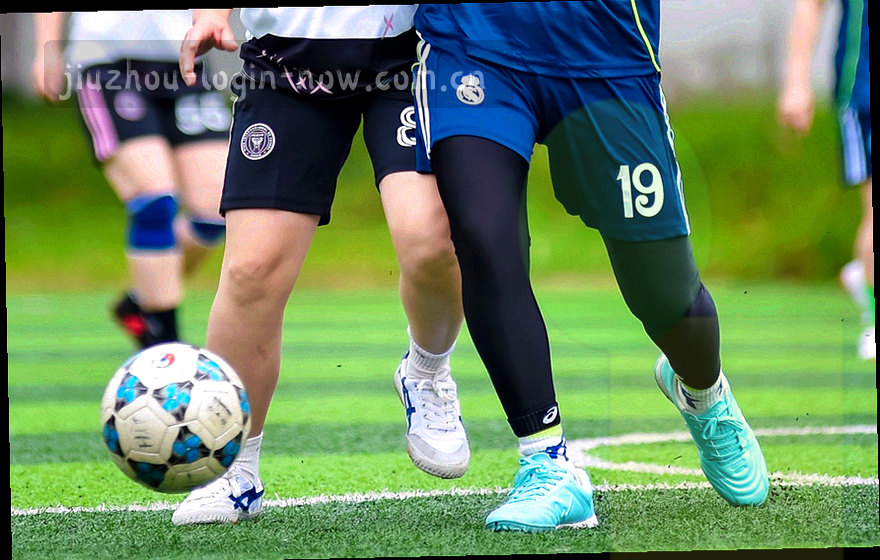直角网格与高亮格的抽象信息图形，纸面底色配深棕线条，表现双维度交叉的归档单元